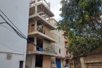 ruko Blok B2 Nomor 18 di Komplek Palm Spring akhirnya mulai membongkar bagian bangunan yang melanggar Garis Sepadan Bangunan (GSB). Foto:dok/Amir-matapedia