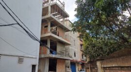 ruko Blok B2 Nomor 18 di Komplek Palm Spring akhirnya mulai membongkar bagian bangunan yang melanggar Garis Sepadan Bangunan (GSB). Foto:dok/Amir-matapedia