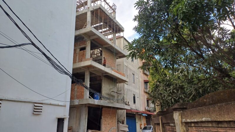 ruko Blok B2 Nomor 18 di Komplek Palm Spring akhirnya mulai membongkar bagian bangunan yang melanggar Garis Sepadan Bangunan (GSB). Foto:dok/Amir-matapedia