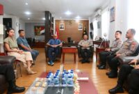 Kapolda Kepri Irjen Pol Asep Syafrudin saat berdiskusi dengan Romo Pascal diruang kerjanya di Mapolda Kepri Nongsa, Rabu (14/5/2025).