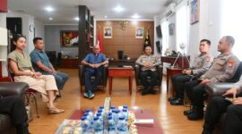 Kapolda Kepri Irjen Pol Asep Syafrudin saat berdiskusi dengan Romo Pascal diruang kerjanya di Mapolda Kepri Nongsa, Rabu (14/5/2025). 
