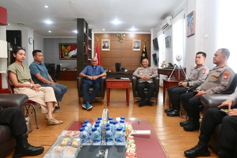 Kapolda Kepri Irjen Pol Asep Syafrudin saat berdiskusi dengan Romo Pascal diruang kerjanya di Mapolda Kepri Nongsa, Rabu (14/5/2025).