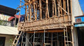 Kondisi bangunan rumah lantai dua milik Karyaman Nazara yang ada di perumahan Taman Cipta Asri, Sagulung, Kota Batam, Provinsi Kepri, Selasa (20/5/2025). Matapedia6.com/Luci.