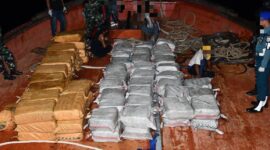 Petugas dari TNI AL saat melakukan pemeriksaan muatan kapal dan ditemukan puluhan karung yang sudah dikemas rapi dan saat dibuka berisi narkotika, Rabu (14/5/2025). Matapedia6.com/Dok TNI AL