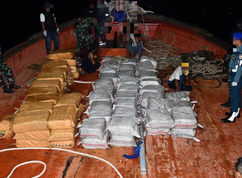 Petugas dari TNI AL saat melakukan pemeriksaan muatan kapal dan ditemukan puluhan karung yang sudah dikemas rapi dan saat dibuka berisi narkotika, Rabu (14/5/2025). Matapedia6.com/Dok TNI AL