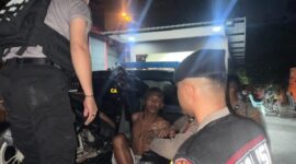 Tim patroli dari Ditsamapta Polda Kepri saat melakukan pengamanan terhadap pelaku sebelum dibawa ke Polresta Barelang, Kamis (15/5/2025). Matapedia6.com/Dok Humas Polda