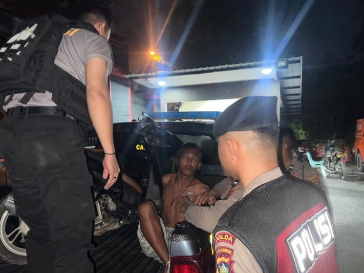 Tim patroli dari Ditsamapta Polda Kepri saat melakukan pengamanan terhadap pelaku sebelum dibawa ke Polresta Barelang, Kamis (15/5/2025). Matapedia6.com/Dok Humas Polda