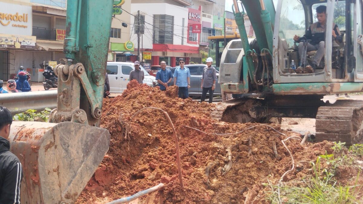 Anggota DPRD Kota Batam Anang Adhan turun langsung ke lokasi pembangunan Jalan Raja M Saleh di Simpang Cikitsu, Kelurahan Belian, Kecamatan Batam Kota, Jumat (16/5/2025). Foto:dok/ABG-matapedia