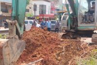 Anggota DPRD Kota Batam Anang Adhan turun langsung ke lokasi pembangunan Jalan Raja M Saleh di Simpang Cikitsu, Kelurahan Belian, Kecamatan Batam Kota, Jumat (16/5/2025). Foto:dok/ABG-matapedia