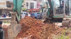 Anggota DPRD Kota Batam Anang Adhan turun langsung ke lokasi pembangunan Jalan Raja M Saleh di Simpang Cikitsu, Kelurahan Belian, Kecamatan Batam Kota, Jumat (16/5/2025). Foto:dok/ABG-matapedia