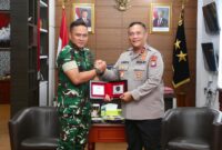 Kapolda Kepri Irjen Pol. Asep Safrudin bersama Pangdam I/Bukit Barisan Mayjen TNI Rio Firdianto, silaturahmi di Mapolda Kepri, Jumat (16/5/2025).Matapedia6.com/Dok Humas Polda