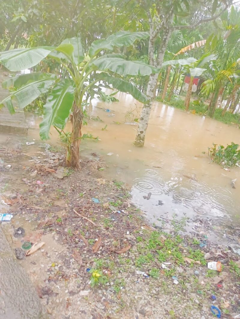 Hujan deras yang mengguyur Kota Batam khususnya di daerah Sagulung mengakibatkan air meluap di daerah kampung tua Sungai binti Sagulung, Minggu (18/5/2025). Matapedia6.com/Istimewa