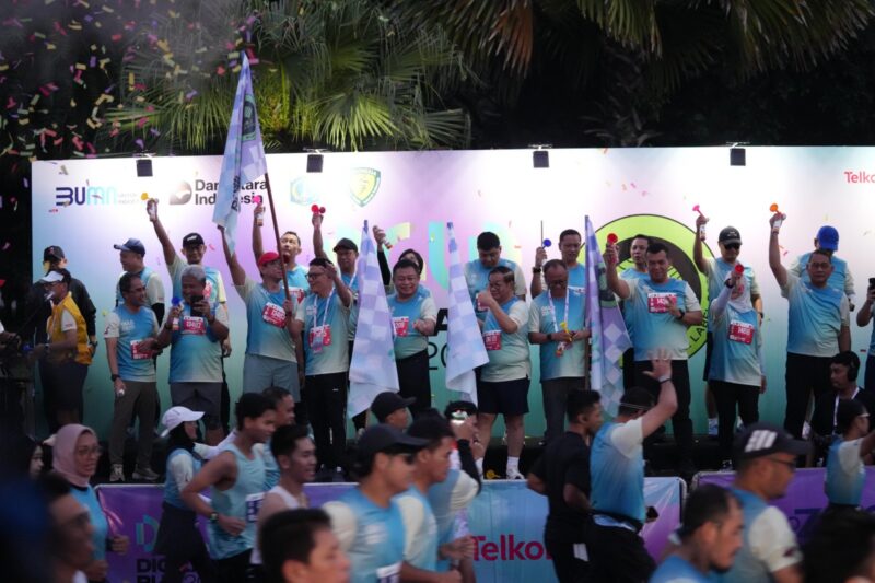 Gubernur DKI Jakarta Pramono Anung, Plt Komisaris Utama Telkom Marcelino Pandin, Direktur Utama Telkom Ririek Adriansyah, Direktur Utama Telkomsel Nugroho, beserta jajaran Komisaris dan Direksi Telkom dan Telkomsel saat Seremoni flag off pada acara Digiland Run 2025. Foto:Telkom
