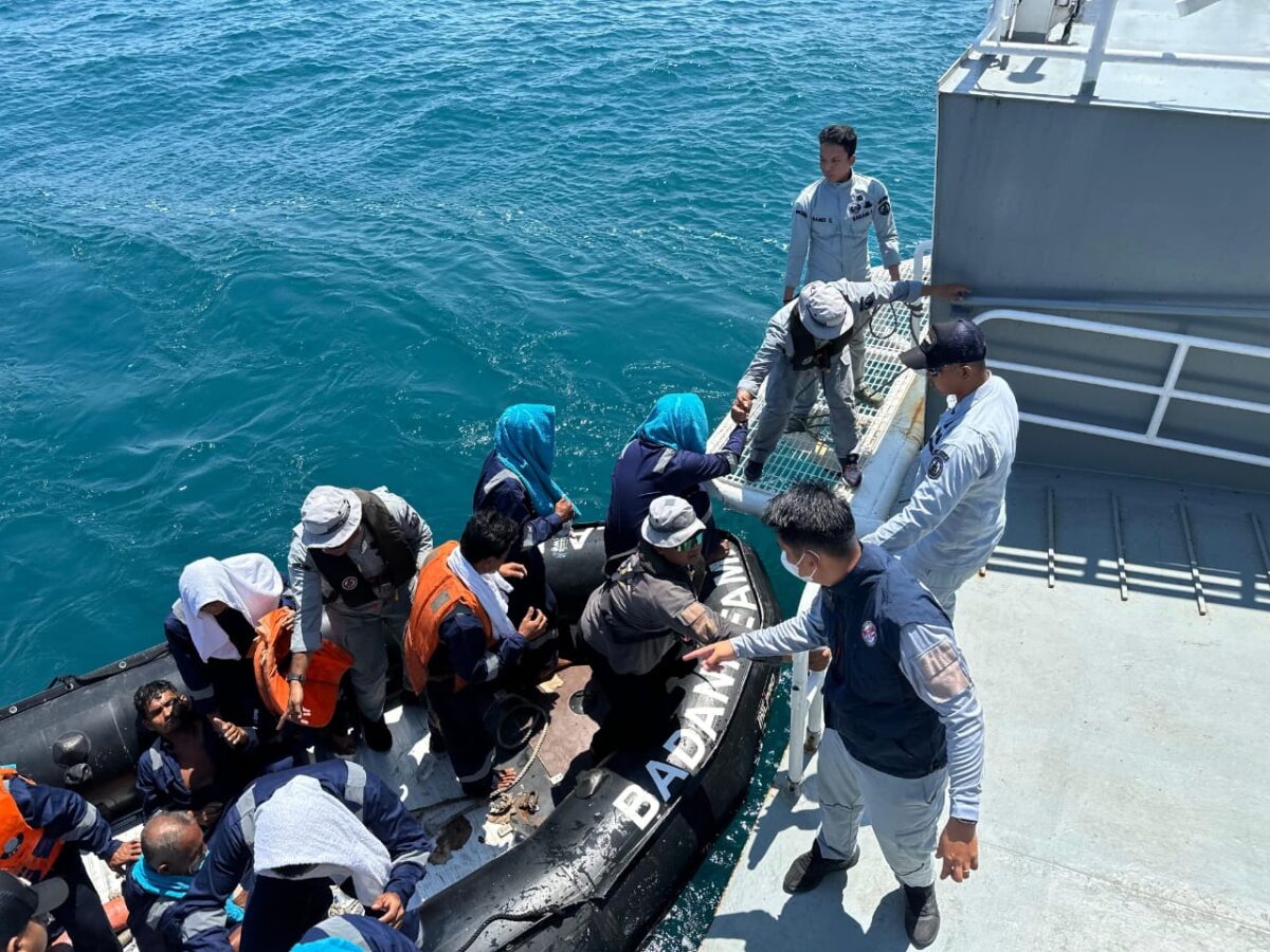 Personil KN Tanjung Datu-301 saat menyelamatkan ABK Kapal KM. Pasifik Memori II di perairan utara Berakit, Kepulauan Riau, Selasa (20/5/2025). Matapedia6.com,/Dok Humas Bakamla