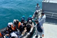 Personil KN Tanjung Datu-301 saat menyelamatkan ABK Kapal KM. Pasifik Memori II di perairan utara Berakit, Kepulauan Riau, Selasa (20/5/2025). Matapedia6.com,/Dok Humas Bakamla