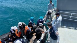 Personil KN Tanjung Datu-301 saat menyelamatkan ABK Kapal KM. Pasifik Memori II di perairan utara Berakit, Kepulauan Riau, Selasa (20/5/2025). Matapedia6.com,/Dok Humas Bakamla