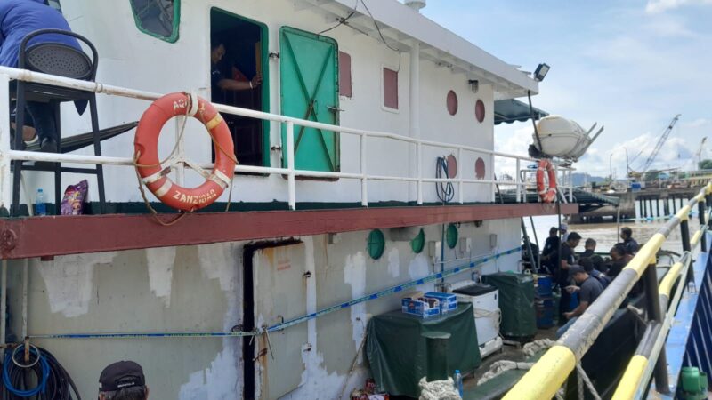 Kapal MT. Sea Dragon Tarawa, berbendera Indonesia yang ditangkap tim gabungan membawa narkotika kurang lebih 1,8 ton, Rabu (21/5/2025).Matapedia6.com/Istimewa