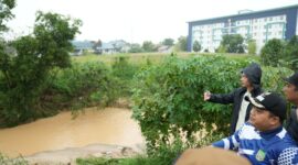 Anggota Bidang Infrastruktur BP Batam, Mouris Limanto tinjau titik banjir di Batam beberapa hari lalu. Foto:dok/Humas BP Batam