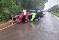 Personel Ditsamapta Polda Kepri saat memberikan pertolongan kepada salah satu kendaraan di jalan raya yang sedang mogok. Matapedia6.com/Dok Samapta