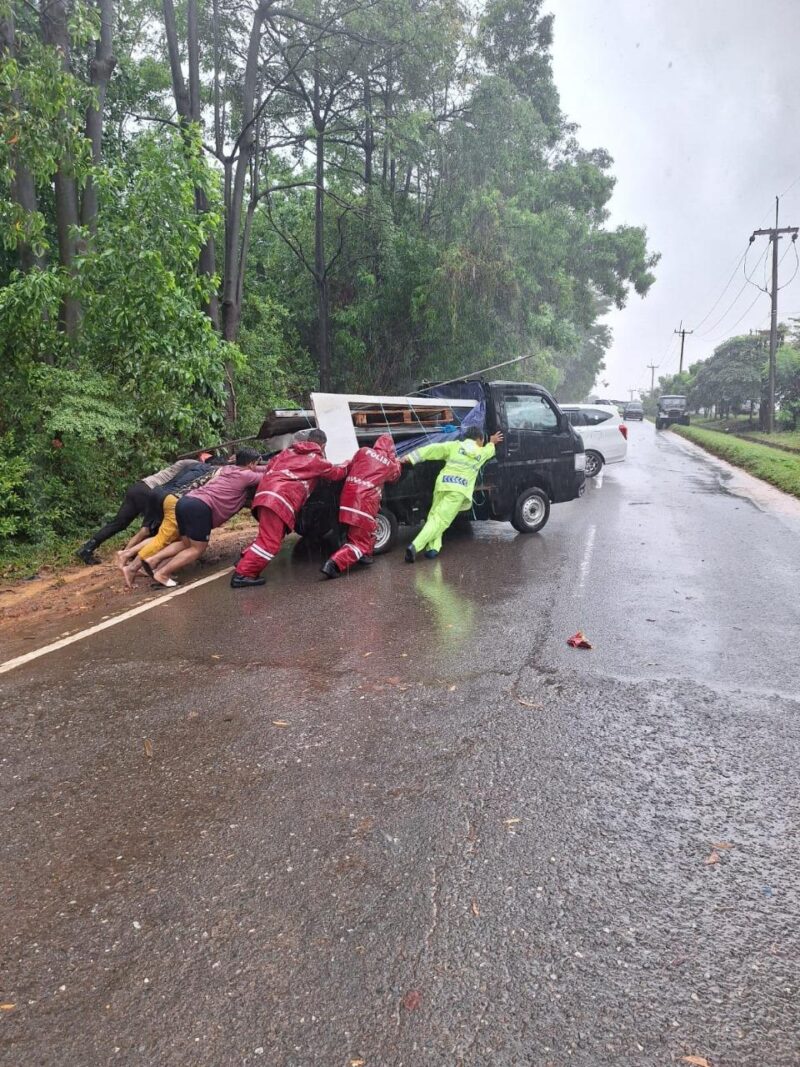 Personel Ditsamapta Polda Kepri saat memberikan pertolongan kepada salah satu kendaraan di jalan raya yang sedang mogok. Matapedia6.com/Dok Samapta