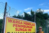 Ketua Rat 05/RW 06 Perumahan Kezia usai pemasangan spanduk di jembatan Baloi, Kamis (22/5/2025). Matapedia6.com/Istimewa