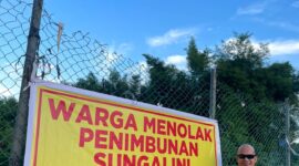 Ketua Rat 05/RW 06 Perumahan Kezia usai pemasangan spanduk di jembatan Baloi, Kamis (22/5/2025). Matapedia6.com/Istimewa