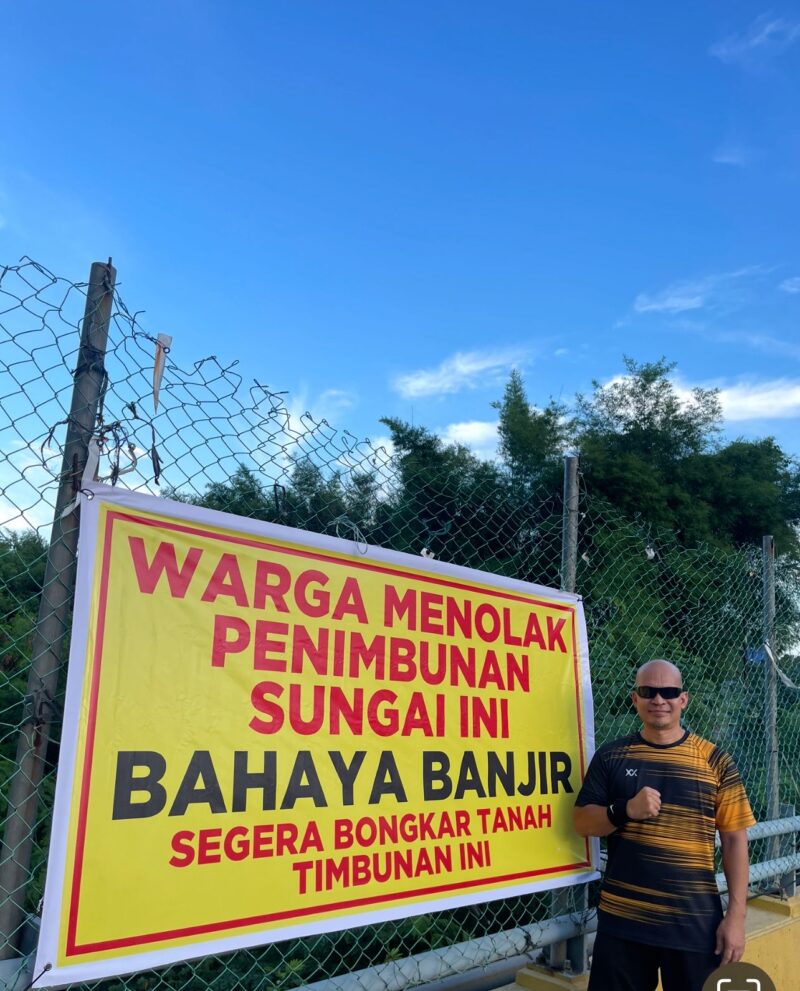 Ketua Rat 05/RW 06 Perumahan Kezia usai pemasangan spanduk di jembatan Baloi, Kamis (22/5/2025). Matapedia6.com/Istimewa