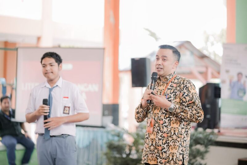 OJK Kepri edukasi pelajar di Karimun beberapa hari lalu. Foto:Dok/OJK