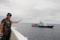 Direktur Jenderal PSDKP Kementerian Kelautan dan Perikanan (KKP), Dr. Pung Nugroho Saksono, saat menunjukkan kapal tangkapan di Laut Natuna, Jumat (23/5/2025). Matapedia6.com/Dok Ditjen PSDKP