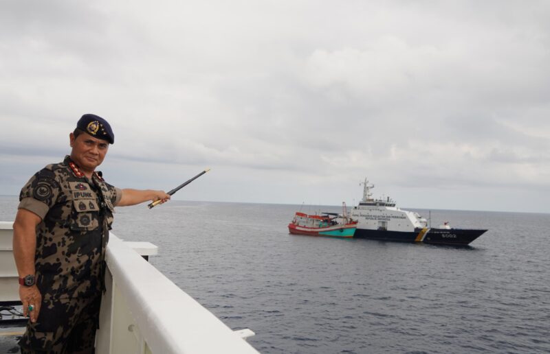 Direktur Jenderal PSDKP Kementerian Kelautan dan Perikanan (KKP), Dr. Pung Nugroho Saksono, saat menunjukkan kapal tangkapan di Laut Natuna, Jumat (23/5/2025). Matapedia6.com/Dok Ditjen PSDKP