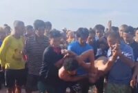 Warga saat membawa korban dari laut setelah ditemukan dan sempat dibawa ke rumah sakit. Namun nyawa korban sudah tidak bisa diselamatkan, Selasa (27/5/2025). Matapedia6.com/Istimewa
