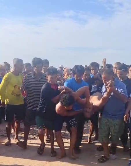 Warga saat membawa korban dari laut setelah ditemukan dan sempat dibawa ke rumah sakit. Namun nyawa korban sudah tidak bisa diselamatkan, Selasa (27/5/2025). Matapedia6.com/Istimewa