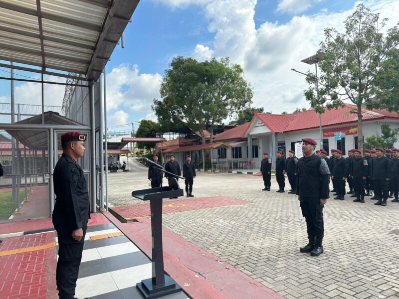Karutan Batam Fajar pimpin Apel Siaga dan Ikrar Bebas Halinar, Selasa (27/5). Foto:Dok/Rutan