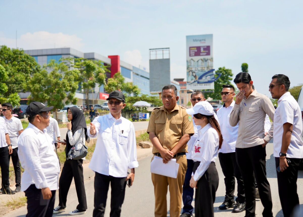 Kepala BP Batam dan Wakil Kepala sedang meninju pelebaran jalan depan Bank BTN, Selasa (27/5). Foto:Dok/Humas BP