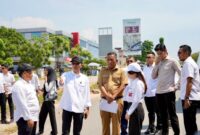 Kepala BP Batam dan Wakil Kepala sedang meninju pelebaran jalan depan Bank BTN, Selasa (27/5). Foto:Dok/Humas BP