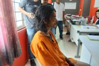 Pelaku yang merupakan ayah tiri korban saat berada di hadapan penyidik Polsek Sei Beduk, Rabu (28/5/2025). Matapedia6.com/Luci
