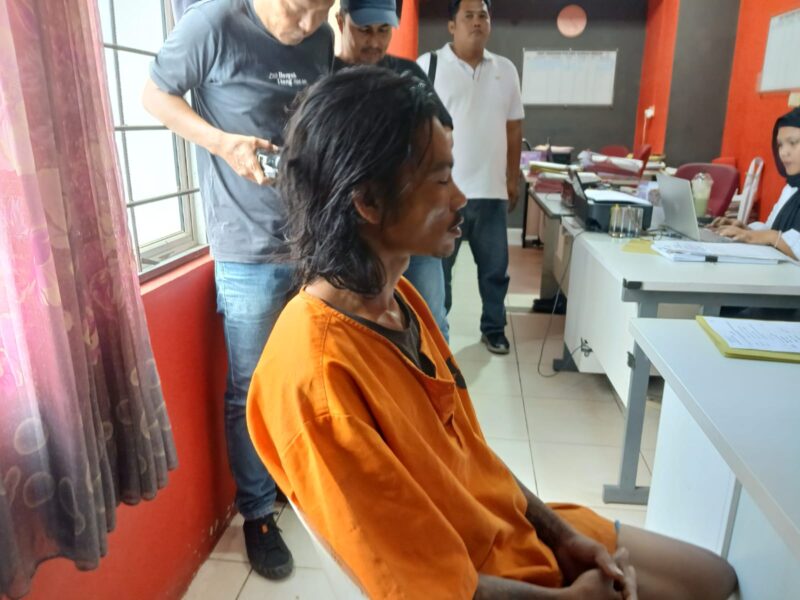 Pelaku yang merupakan ayah tiri korban saat berada di hadapan penyidik Polsek Sei Beduk, Rabu (28/5/2025). Matapedia6.com/Luci