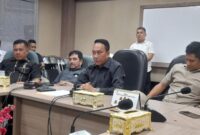 Ketua dan anggota Badan Kehormatan DPRD Kota Batam saat memberikan keterangan mengenai kasus yang menjerat Anggota DPRD Batam Mangihut Rajagukguk, Rabu (28/5/2025). Matapedia6.com/Istimewa