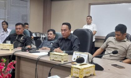 Ketua dan anggota Badan Kehormatan DPRD Kota Batam saat memberikan keterangan mengenai kasus yang menjerat Anggota DPRD Batam Mangihut Rajagukguk, Rabu (28/5/2025). Matapedia6.com/Istimewa
