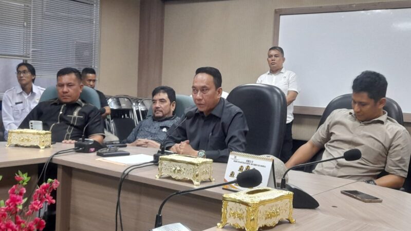 Ketua dan anggota Badan Kehormatan DPRD Kota Batam saat memberikan keterangan mengenai kasus yang menjerat Anggota DPRD Batam Mangihut Rajagukguk, Rabu (28/5/2025). Matapedia6.com/Istimewa
