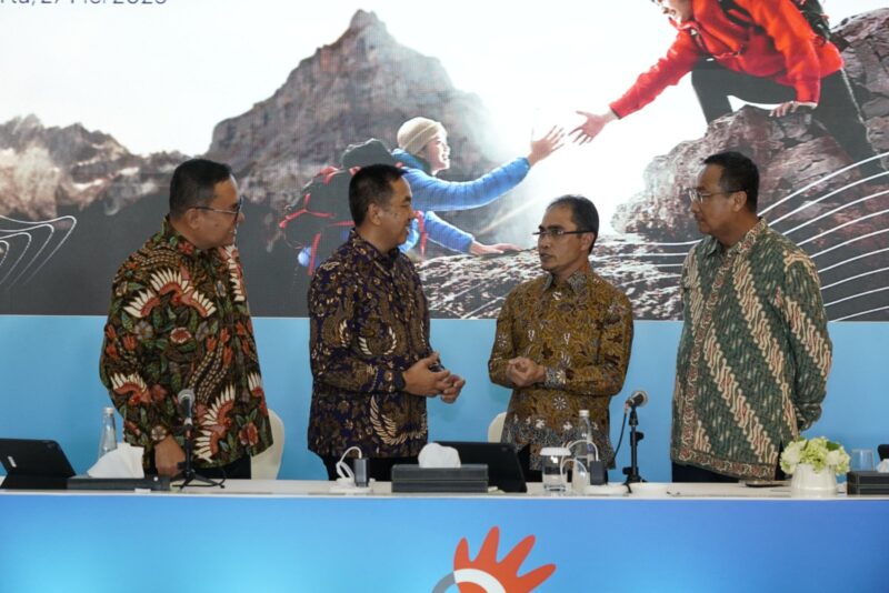 Direktur Human Capital Management Telkom Henry Christiadi, Wakil Direktur Utama Telkom Muhammad Awaluddin, Direktur Wholesale & International Service Telkom Honesti Basyir, dan Direktur Network Telkom Nanang Hendarno pada acara Rapat Umum Pemegang Saham Tahunan (RUPST) Tahun Buku 2024, di Jakarta, pada Selasa (27/5). Foto:Telkom
