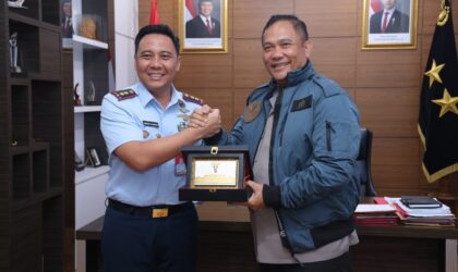 Danlanud Hang Nadim Batam, Letkol Pnb Hendro Sukamdani silaturahmi dengan Kapolda Kepri Irjen Pol Asep Safrudin di Mapolda Kepri, Rabu (28/5/2025).