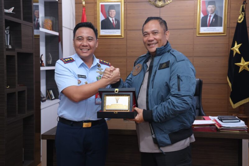 Danlanud Hang Nadim Batam, Letkol Pnb Hendro Sukamdani silaturahmi dengan Kapolda Kepri Irjen Pol Asep Safrudin di Mapolda Kepri, Rabu (28/5/2025).