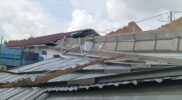 Kondisi salah satu rumah warga di perumahan Renggali Cluster Dahlia yang rusak parah dihantam puting beliung, Kamis (1/5/2025). Matapedia6.com/Luci