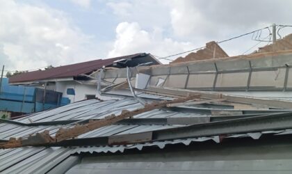Kondisi salah satu rumah warga di perumahan Renggali Cluster Dahlia yang rusak parah dihantam puting beliung, Kamis (1/5/2025). Matapedia6.com/Luci