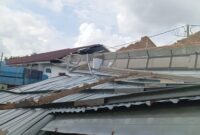 Kondisi salah satu rumah warga di perumahan Renggali Cluster Dahlia yang rusak parah dihantam puting beliung, Kamis (1/5/2025). Matapedia6.com/Luci