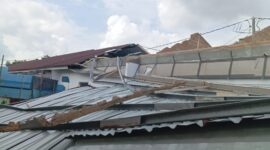 Kondisi salah satu rumah warga di perumahan Renggali Cluster Dahlia yang rusak parah dihantam puting beliung, Kamis (1/5/2025). Matapedia6.com/Luci