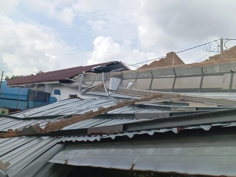 Kondisi salah satu rumah warga di perumahan Renggali Cluster Dahlia yang rusak parah dihantam puting beliung, Kamis (1/5/2025). Matapedia6.com/Luci