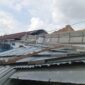 Kondisi salah satu rumah warga di perumahan Renggali Cluster Dahlia yang rusak parah dihantam puting beliung, Kamis (1/5/2025). Matapedia6.com/Luci