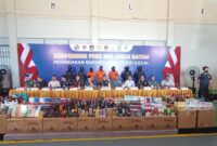 Bea Cukai ungkap penindakan rokok dan minuman ilegal dalam konferensi pers di Dermaga Bea Cukai Tanjunguncang, Selasa (6/5). Foto:matapedia